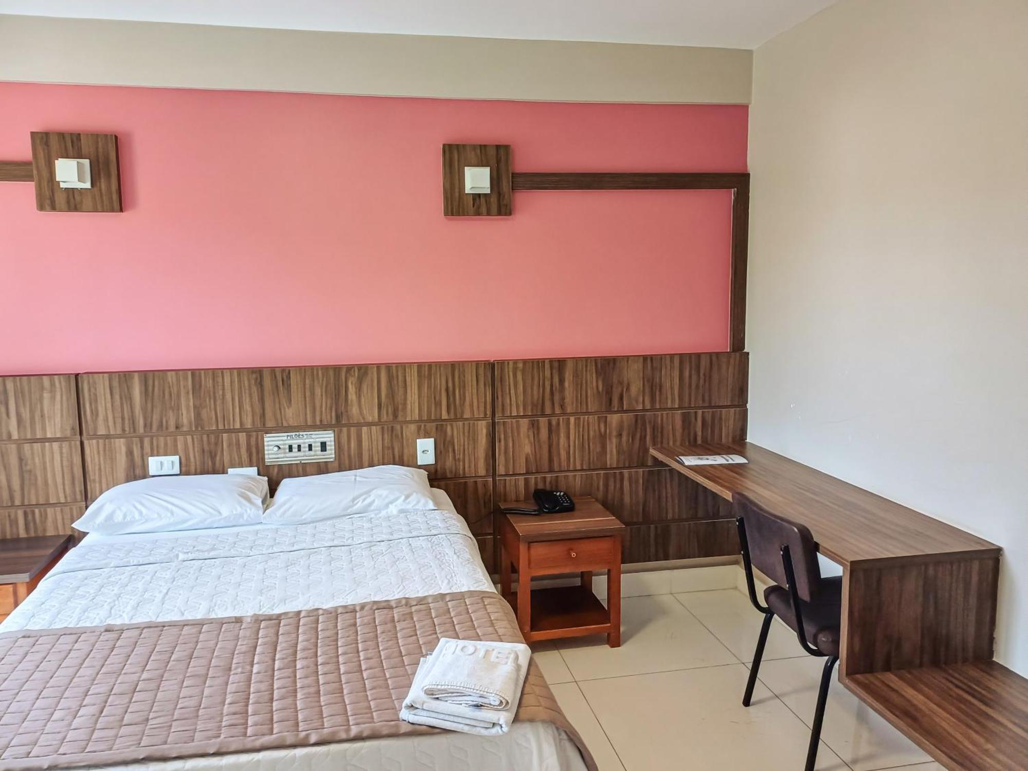 Piloes Palace Hotel Mineiros エクステリア 写真