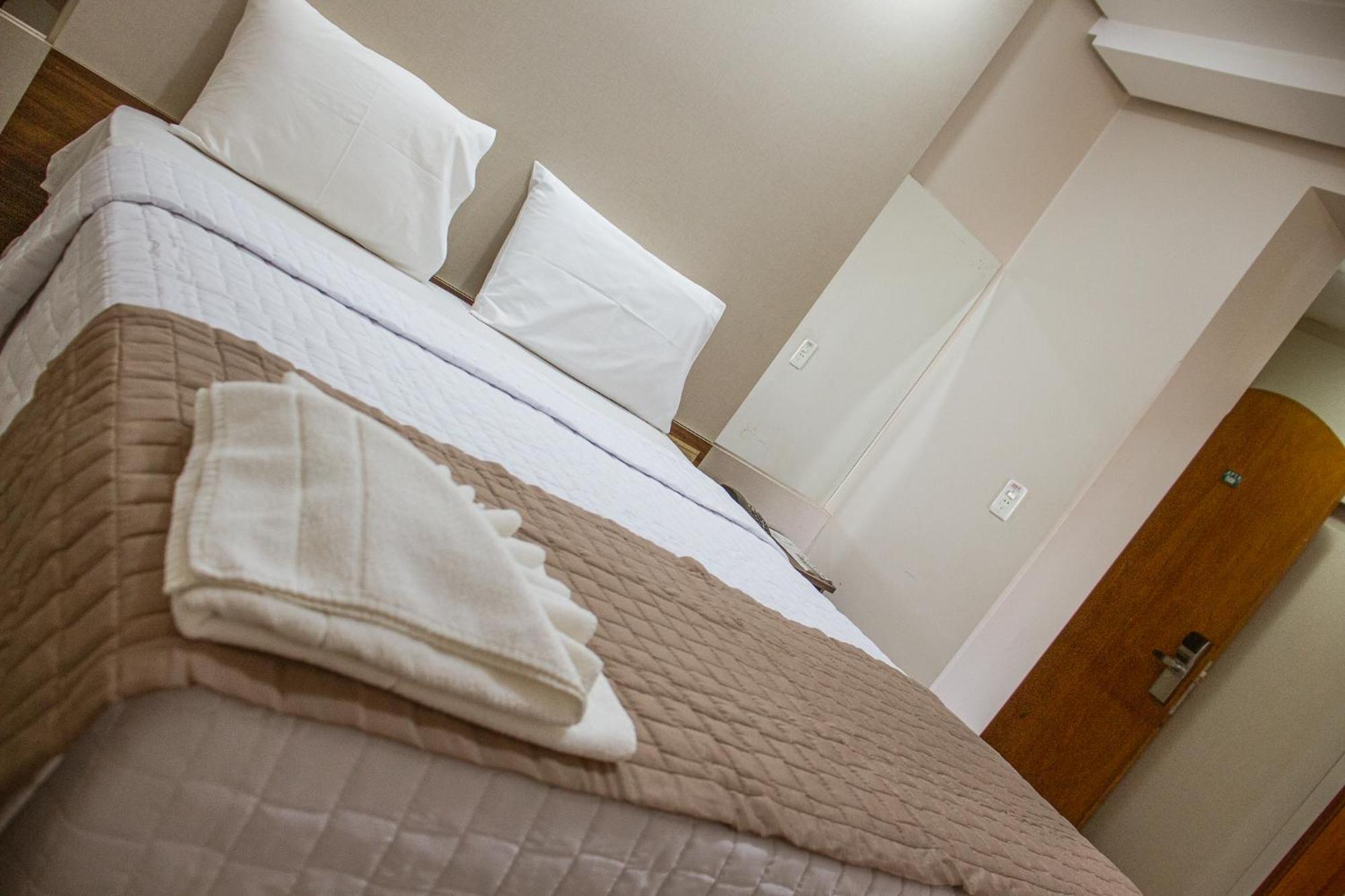 Piloes Palace Hotel Mineiros エクステリア 写真