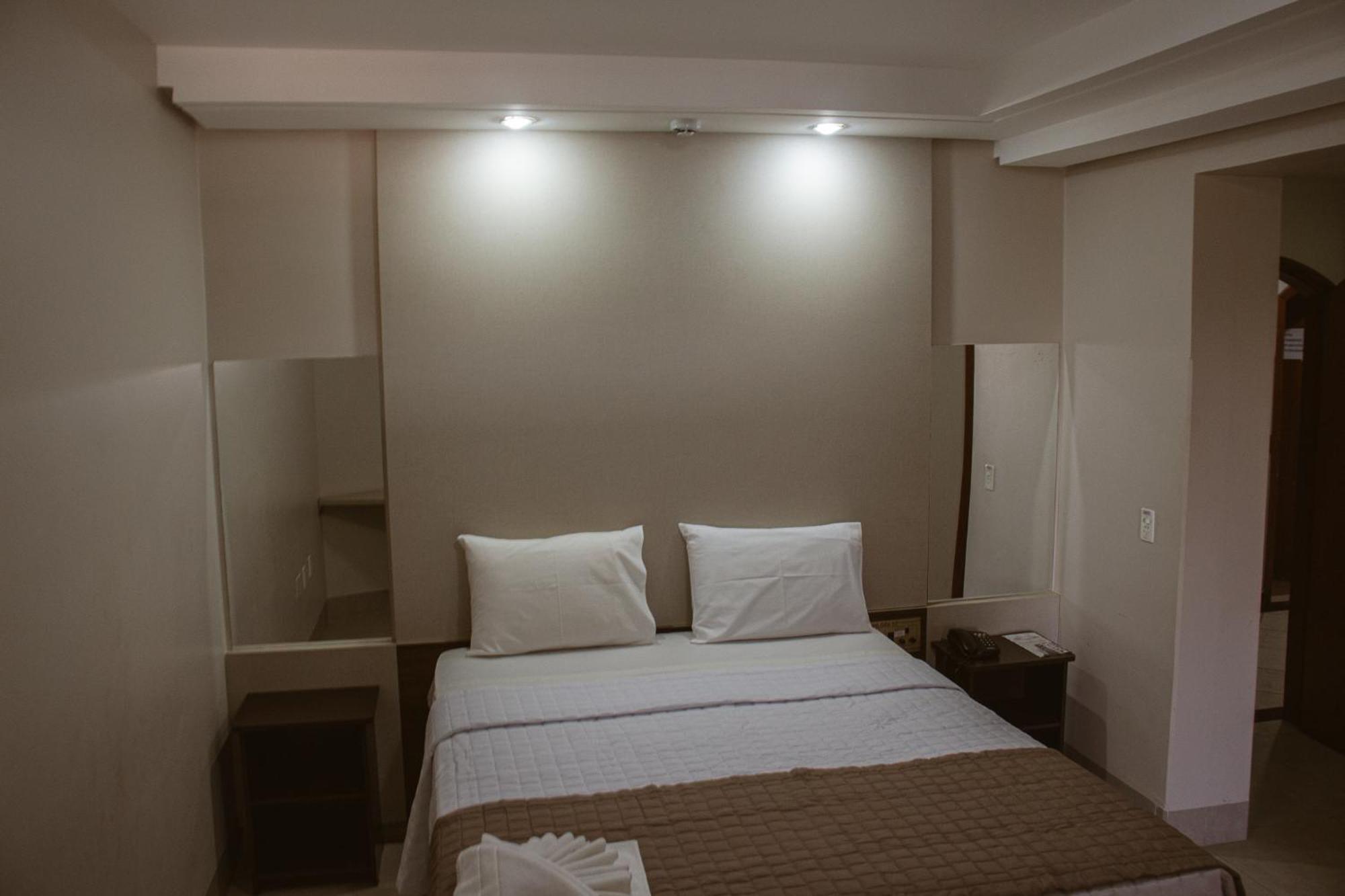 Piloes Palace Hotel Mineiros エクステリア 写真